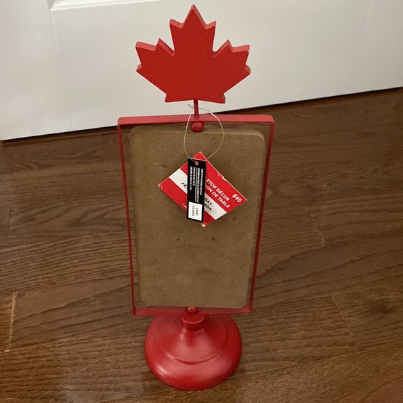 Canadian decor with metal base and wooden maple leaf - Picture 4 of 7